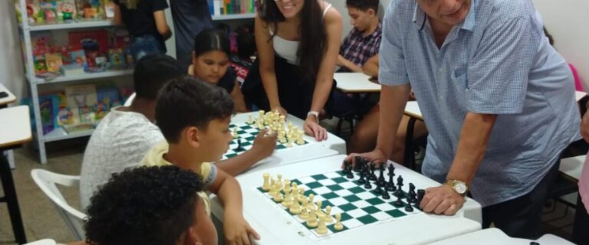 Biblioteca promove campeonato de xadrez para pessoas com